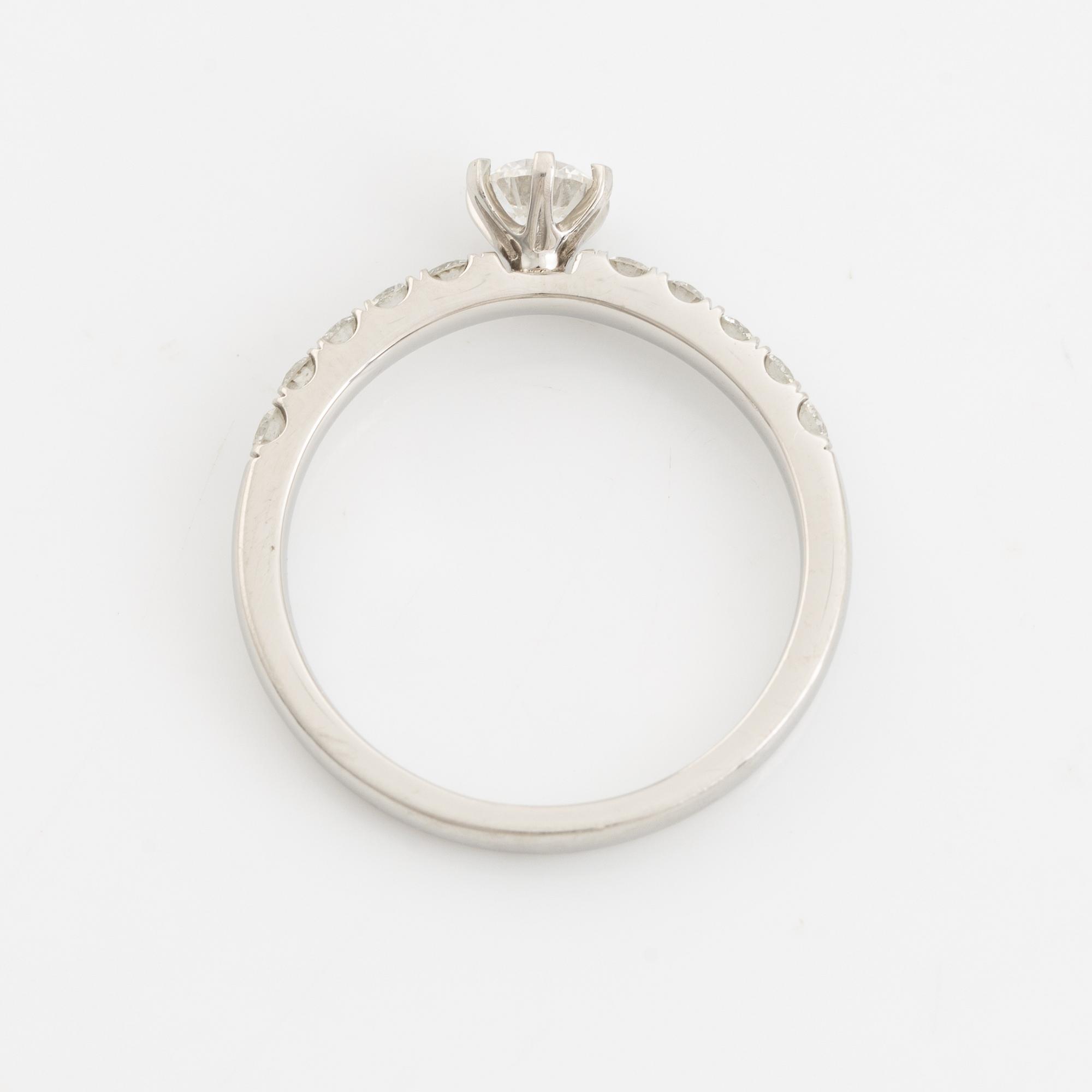 Ring in platinum with round brilliant-cut diamonds, "Story of Love" by Guldfynd.