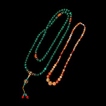 HALSBAND, 2 st, malakit och sten, Kina, 1900-/2000-tal.