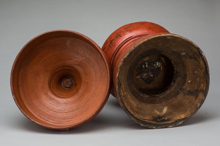 GOLVURNOR med LOCK, 2 st, trä, 1900-tal. Burma.