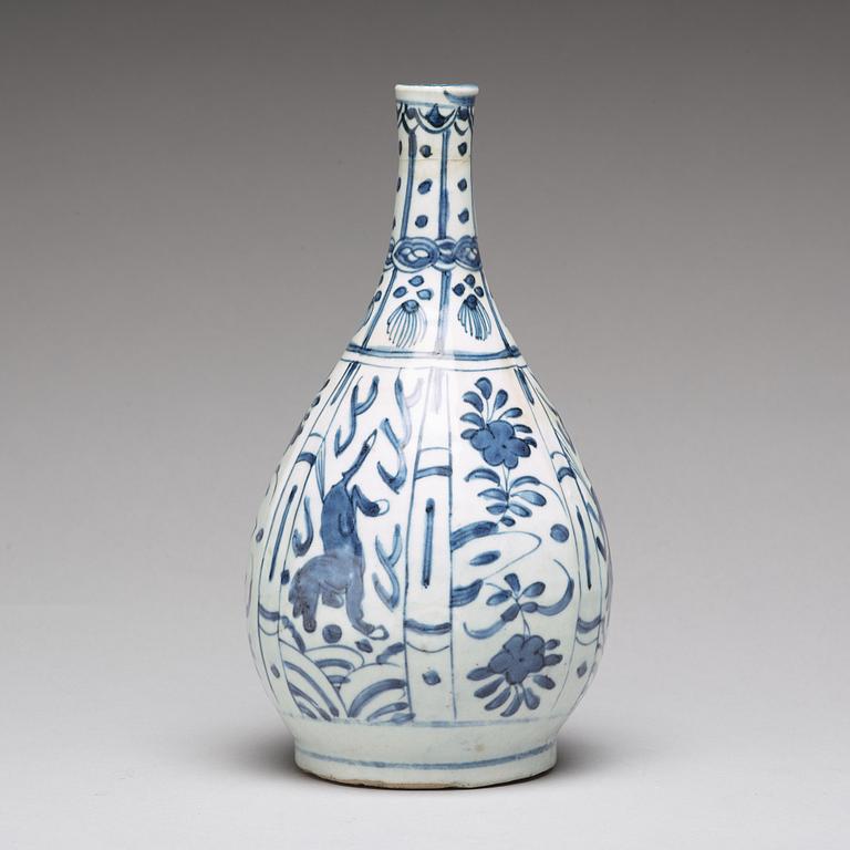 A blue and white kraak bottle vase, Ming dynasty, Wanli (1572-1620).