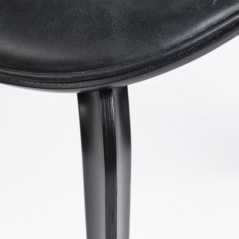Arne Jacobsen, a set of six "Grand Prix" (Exclusive Edition Black) dining chairs, Fritz Hansen, 2021.