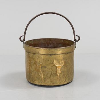 AN 18TH CENTURY BRASS CAULDRON.