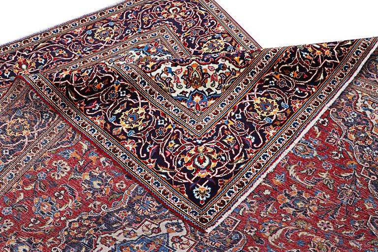 A Kashan carpet, c. 307 x 208 cm.