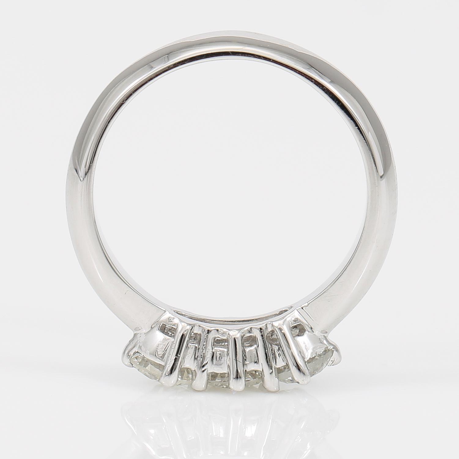 RING, briljantslipade diamanter totalt ca 0,95 ct.