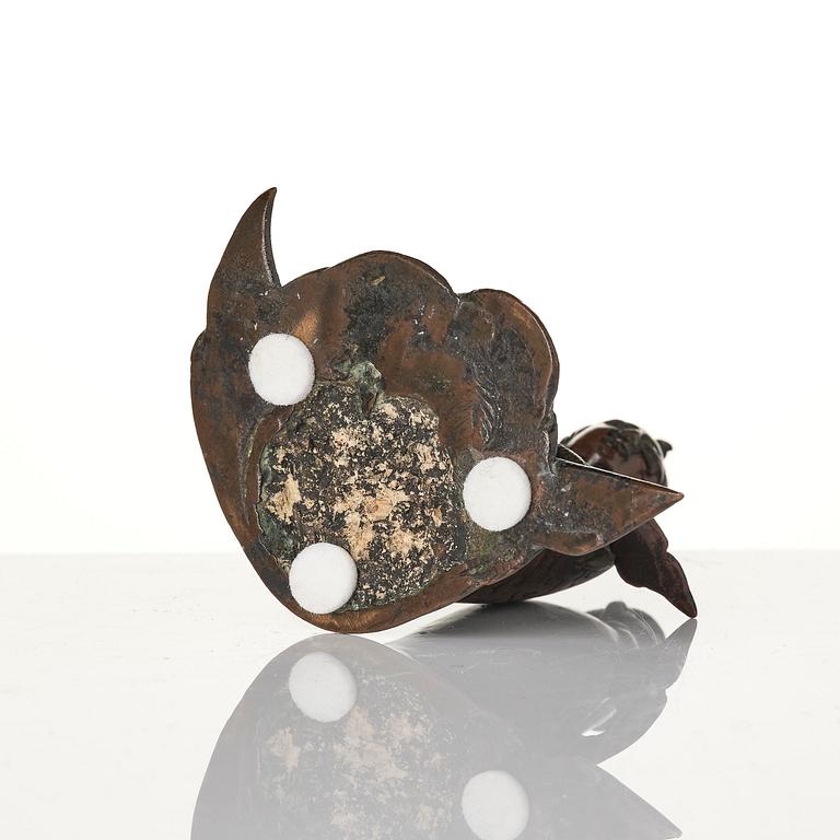 An elegant bronze sculpture of Guanyin, 17th/18th century.