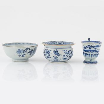 Four blue and white porcelain pieces, China, 18th-19th century.