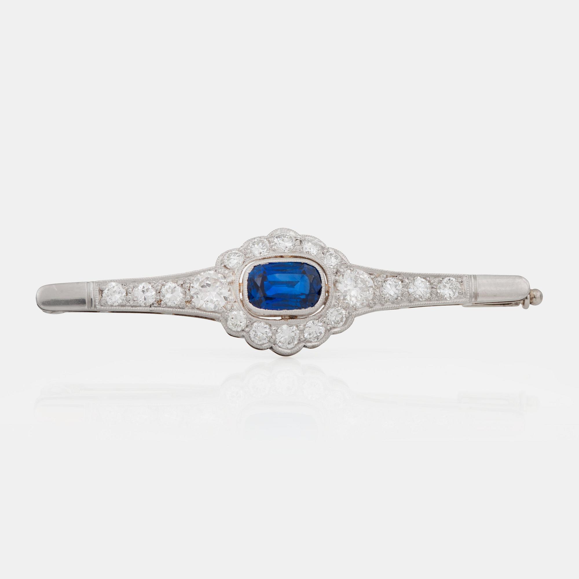 BROSCH med briljantslipade diamanter samt safir.