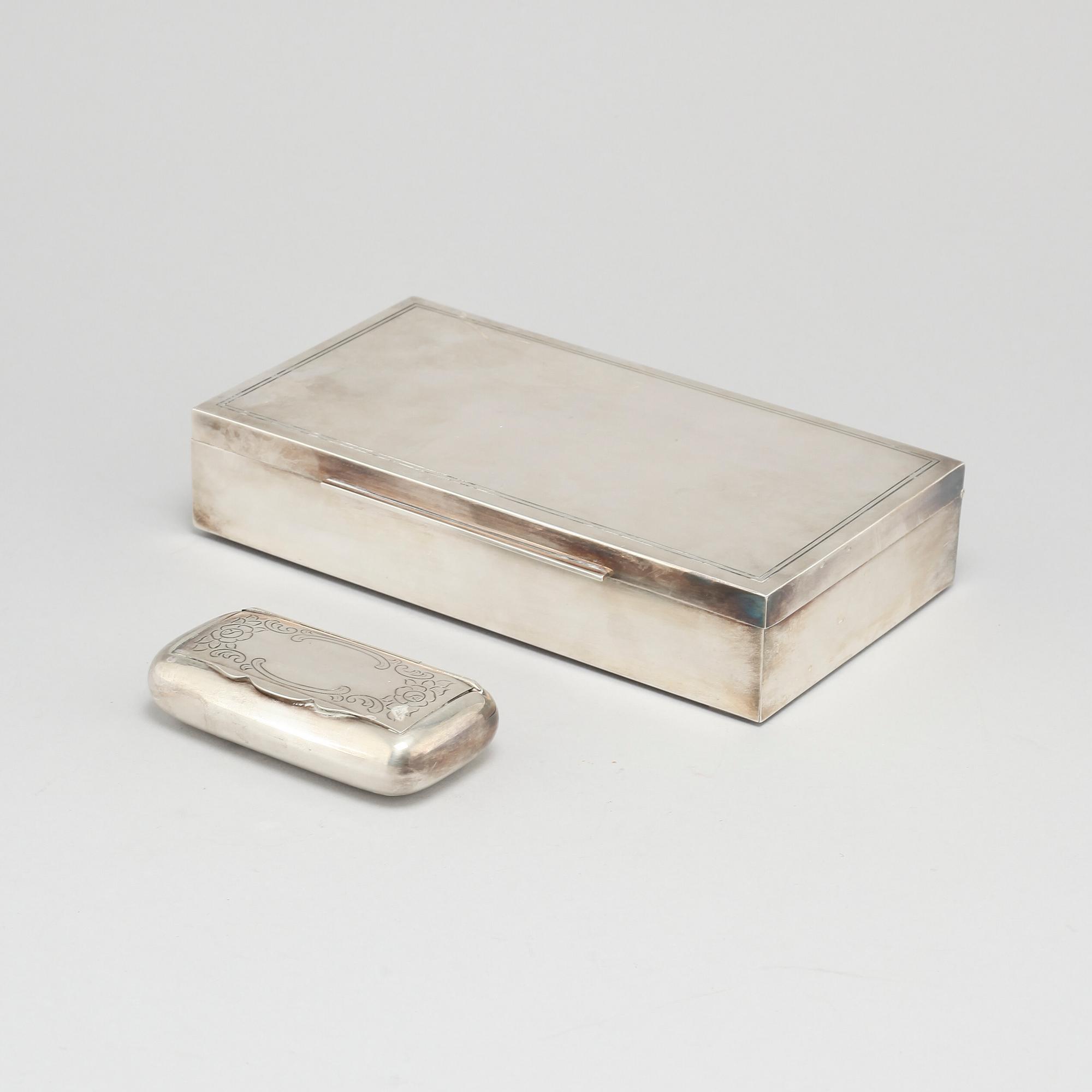 A silver box and a snuffbox, partly C G Hallberg in Stockholm, 1960.