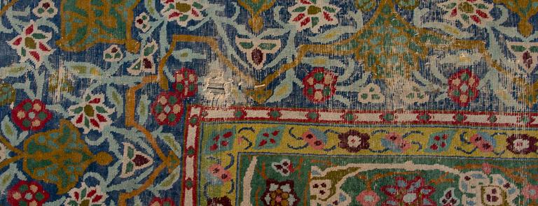A PERSIAN CARPET. Early 20th century. Ca 687x470 cm.