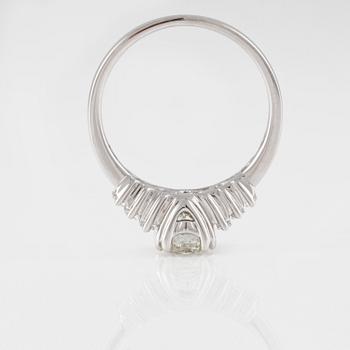 RING, 18K vitguld med briljantslipad diamant ca 1.01 ct samt baguetteslipade diamanter ca 0.29 ct. Vikt 4,0 gram.