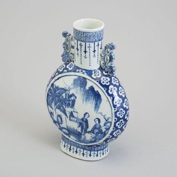 A blue and white porcelain moon flask, Qing dynasty, late 19th century.