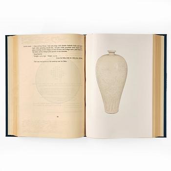 A catalogue of chinese pottery and porcelain in the Collection of Sir Percival David, by R.L. Hobson, 1934.