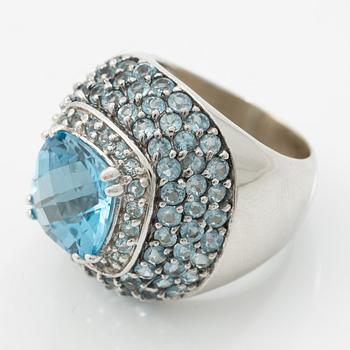 Ring, 14K vitguld och topaser.