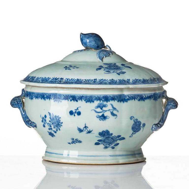 A blue and white tureen with cover and stand, Qing dynasty, Qianlong (1736-95).