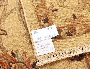 An oriental carpet with a Zeiglar pattern, c. 307 x 249 cm.