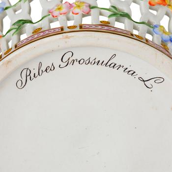 Gallerkorg med fat, porslin. 'Flora Danica', Royal Copenhagen, Denmark, 1900-tal.