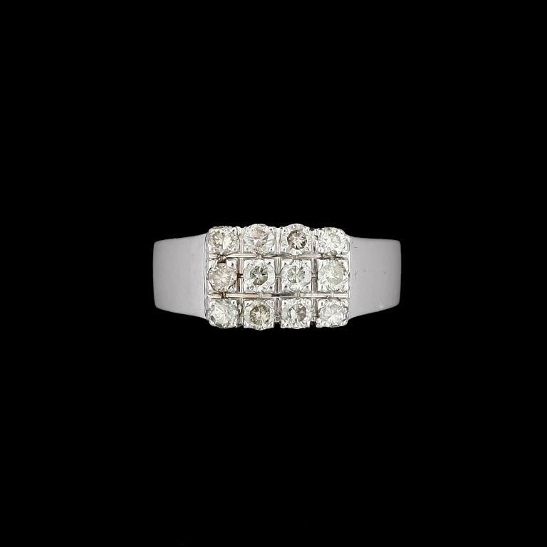 RING, 18k vitguld med 12 briljantslipade diamanter tot ca 0,36ct. Vikt ca 5,3g.