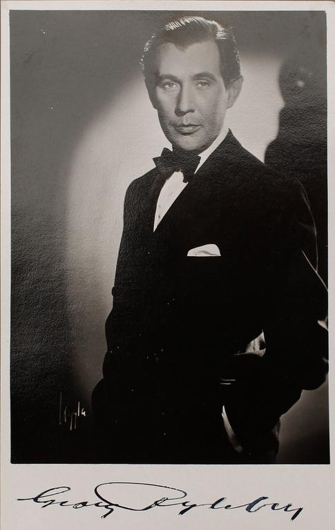 FOTOGRAFIER MED AUTOGRAFER, Georg Rydeberg samt Viveca Lindfors, 1900-talets första hälft.