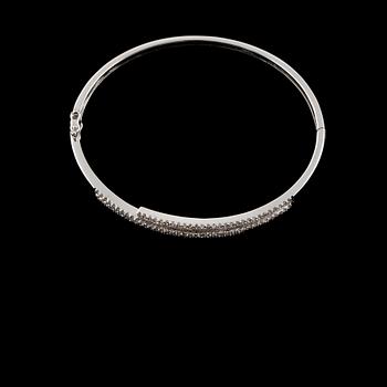 ARMRING, 18k vitguld med briljant och baguettslipade diamanter, 1.19 ct. Vikt 8,8 g.