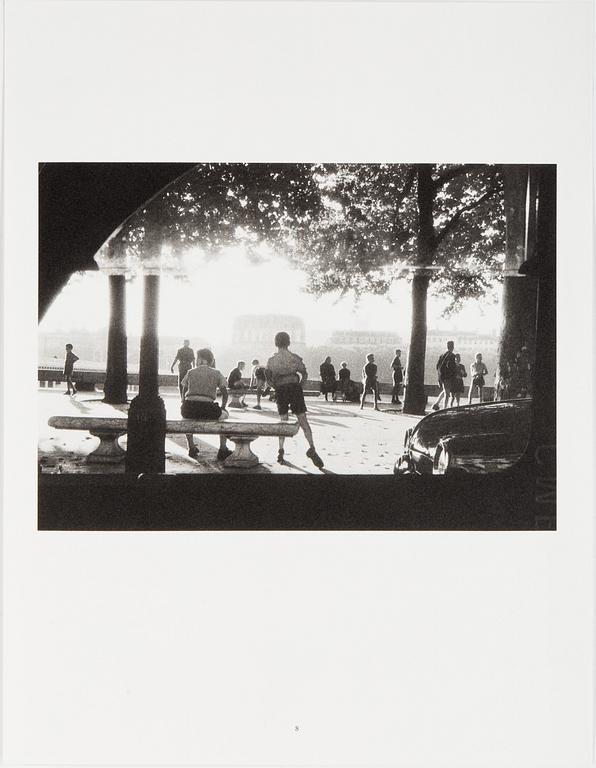 WILLY RONIS, Limited Edition Portfolio with 12 Collotype Plates, signed and numbered 238/290 on the colophon.