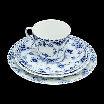 SERVISDELAR, 35 st, porslin, "Musselmalet", Royal Copenhagen.