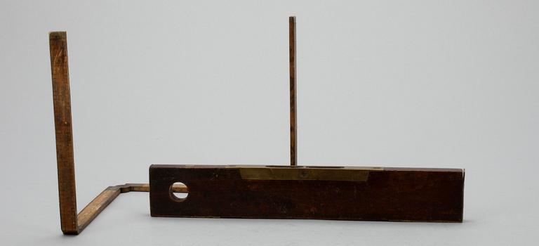 VATTENPASS, trä samt mässing, märkt London, samt  TUMSTOCK, märkt Stanley Rule & Level Co, tidigt 1900-tal.