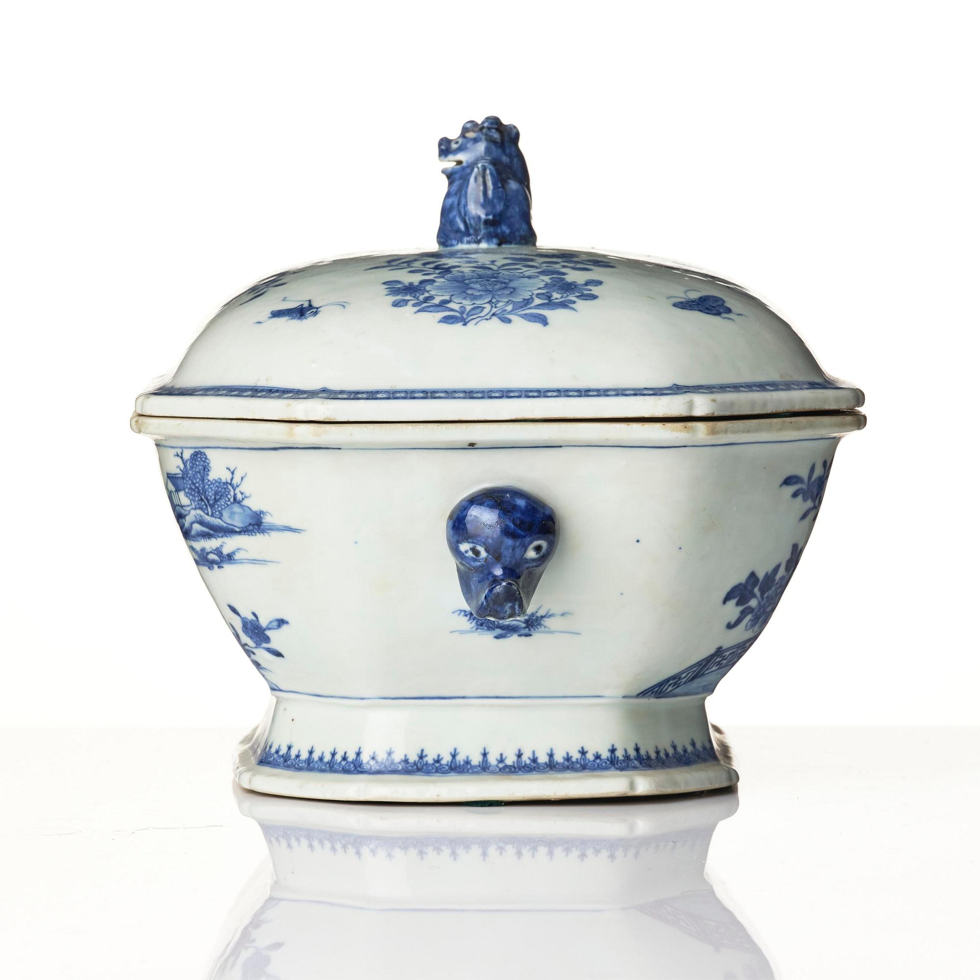 A blue and white tureen with cover, Qing dynasty, Qianlong (1736-95).