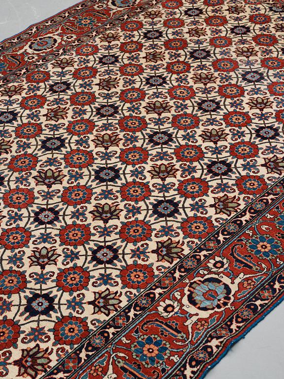 A carpet, semi-antique Veramin, ca 317-323 x 196-200 cm.