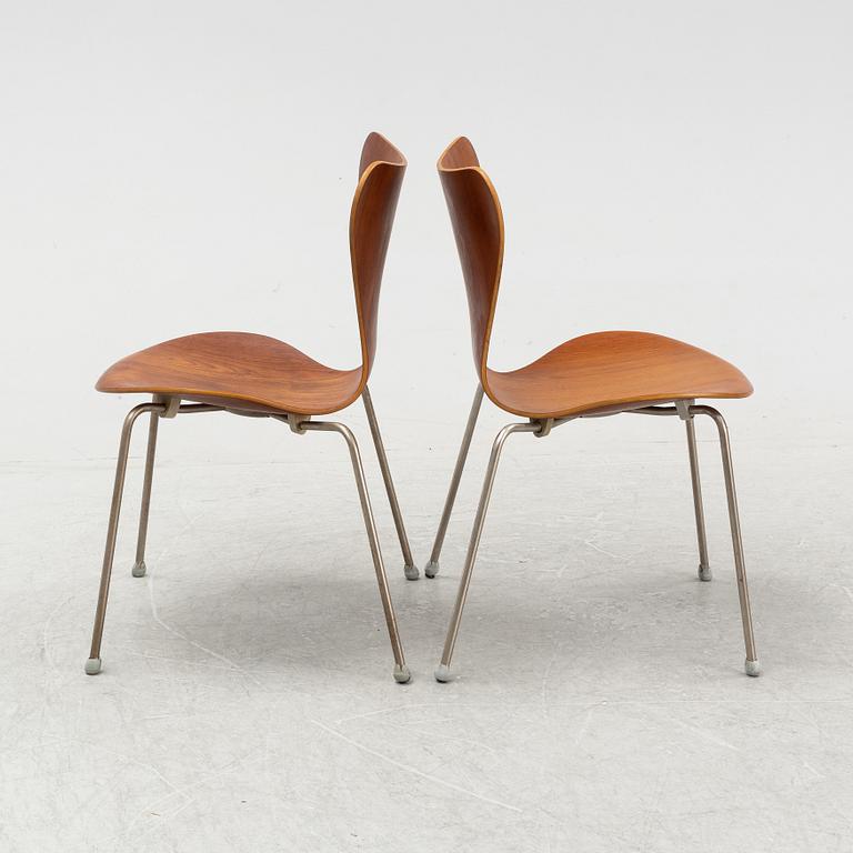 Arne Jacobsen, a pair of 'Sjuan' chairs, Fritz Hansen, 1960's.
