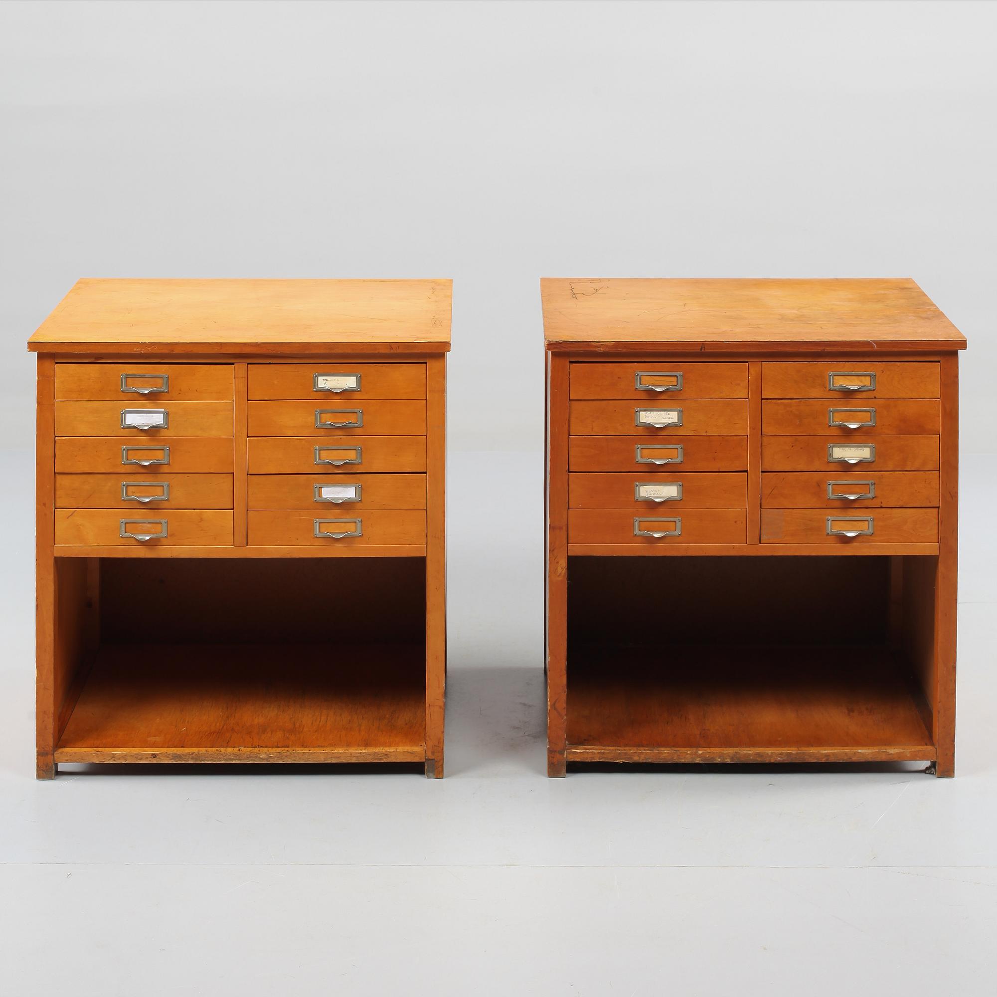 ARKIVSKÅP, ett par, omkring 1900-talets mitt.