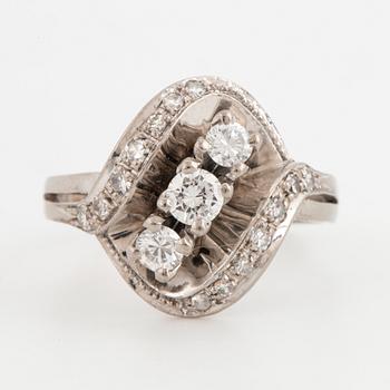 18K white gold and brilliant-cut diamonds.