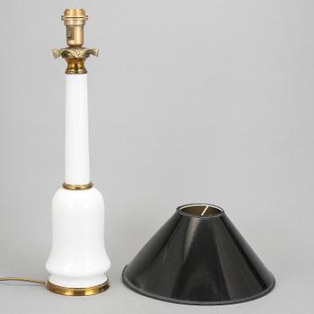 BORDSLAMPA, glas, mässing, sannolikt sekelskiftet 1900.