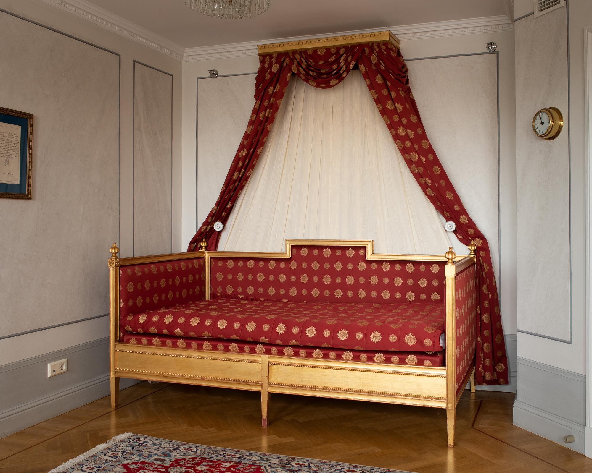 A gustavian style bed.