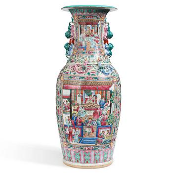 1301. A massive Canton vase, late Qing dynasty.