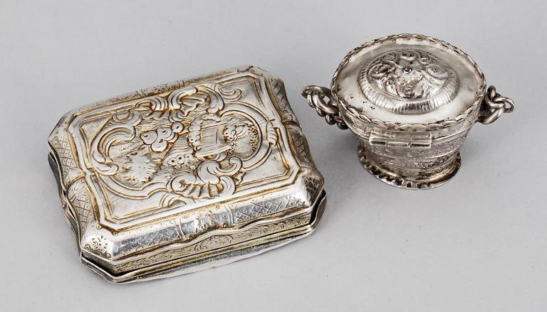 DOSOR, 2 st, silver, rokoko ca 1750 resp Holland 1850. Tot vikt 91 g.