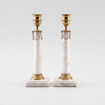 LJUSSTAKAR, 1 par, mässing och marmor, 1800-tal.