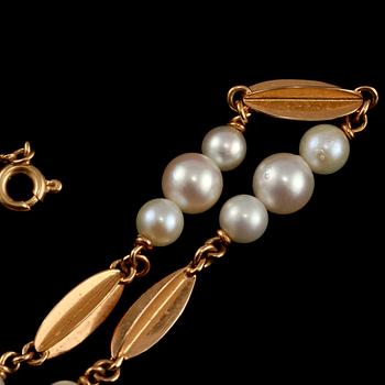 COLLIER, 18 k guld med odlade pärlor, Trege, Göteborg, 1966. Vikt 16 g.