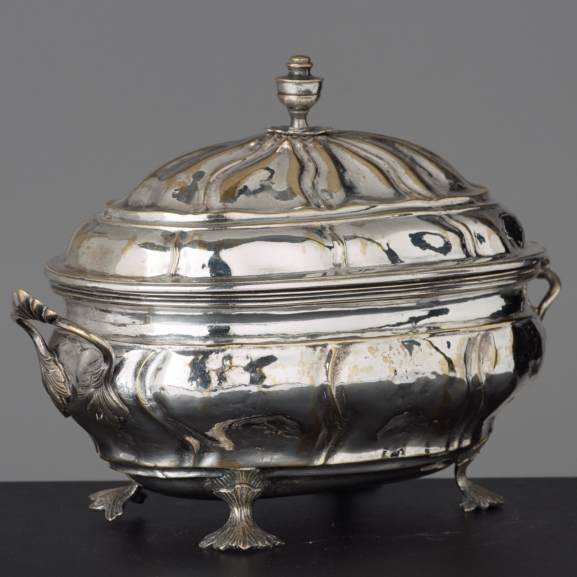 TERRIN MED LOCK OCH FAT, av Caspar Liendenberg, Stockholm 1768, rokoko.