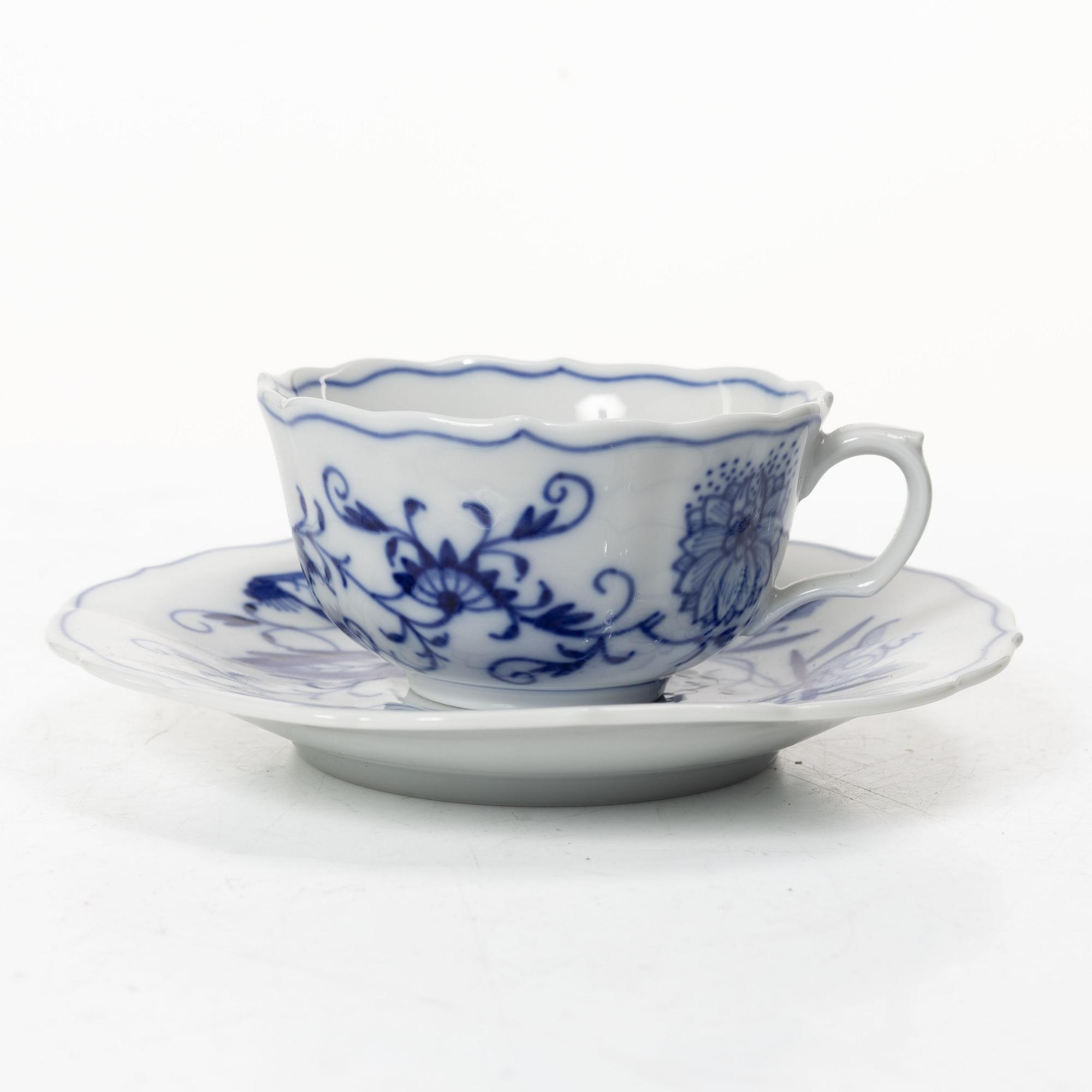 Meissen, Dinner service components, 9 pcs, “Onion Pattern”, Germany, 20th century.