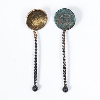 Saltkar, ett par, samt ströare, 5 st, silver, bl a C.G. Hallberg Stockholm 1918.