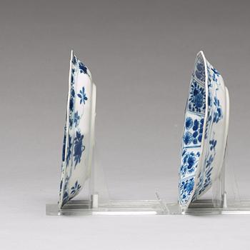 Six (2+2+2) blue and white cups with five (2+2+1) dishes, Qing dynasty, Kangxi (1662-1722).