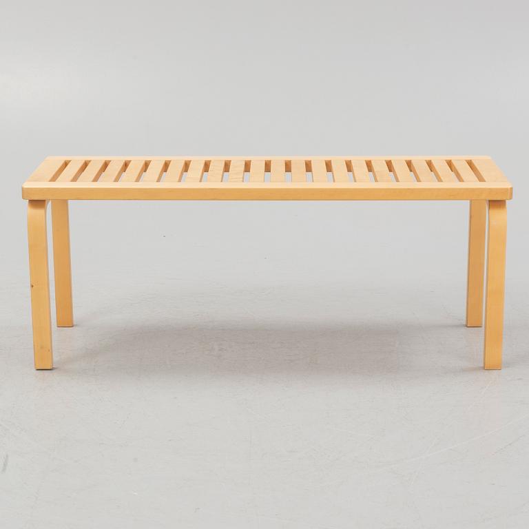 Alvar Aalto, bänk, modell 153A, Artek, Finland.