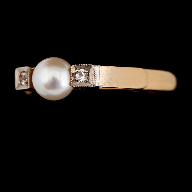 RING, 18K guld, odlad pärla och diamanter, CG Hallberg 1947. Total vikt ca 6 g.