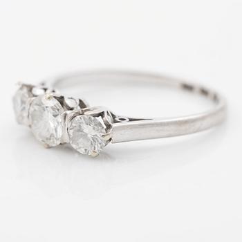 Ring in 18K white gold with three brilliant-cut diamonds.