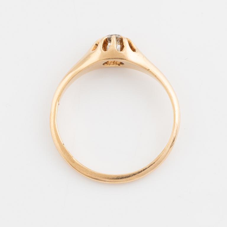 Ring, 18K gold with faceted white stone.
