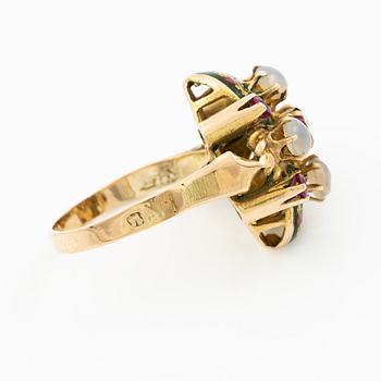 Ring 14K guld och emalj med cabochonslipade stenar och röda troligen syntetiska stenar.