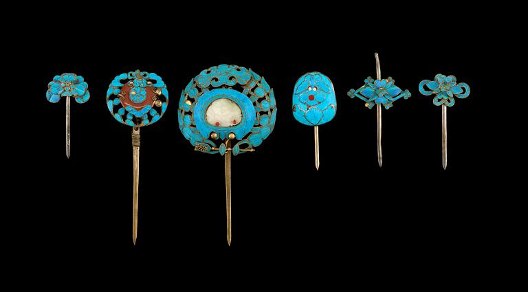 A set of six Kingfisher feather and partly gilt  hair ornaments with inlays of semi precious stones, Qing dynasty.