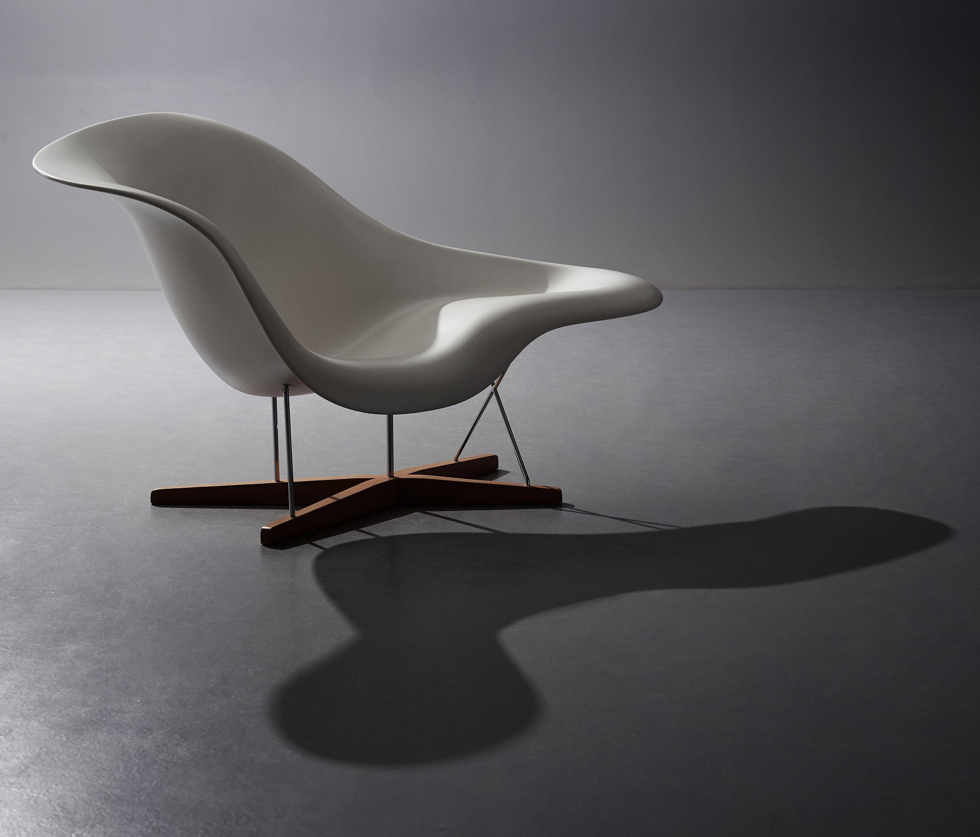 Charles & Ray Eames, "La Chaise",  Vitra 2012.