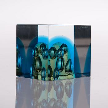 OIVA TOIKKA, AN ANNUAL GLASS CUBE. signed Oiva Toikka Nuutajärvi 2007, numbered 558/2000.