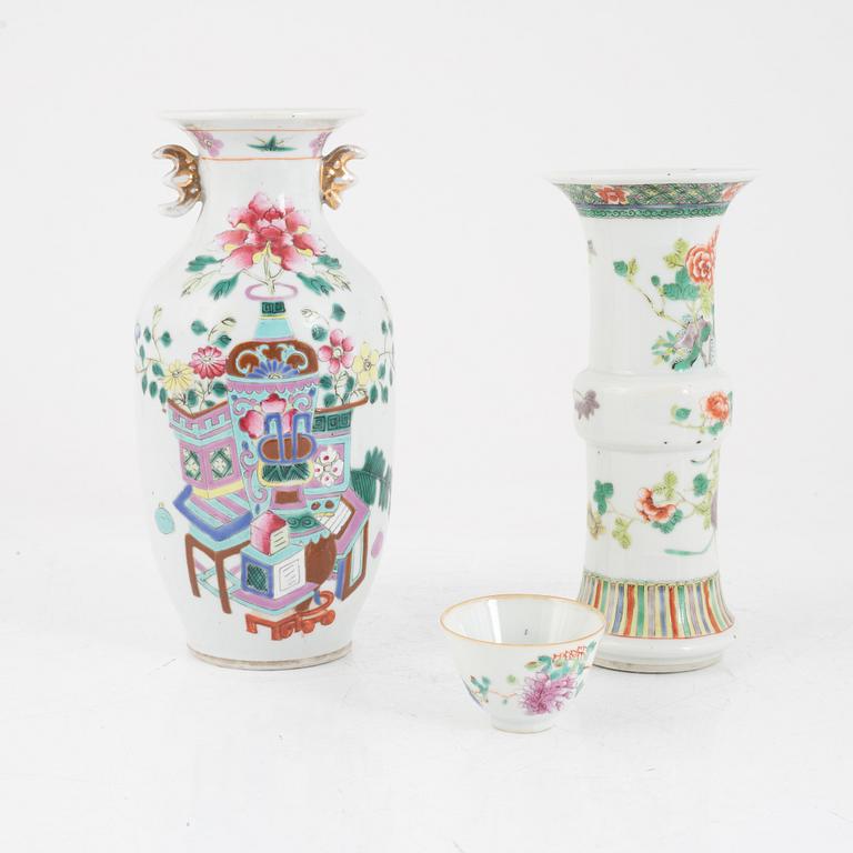 Two porcelain vases and a cup, China, late Qing dynasty/early 20th century.